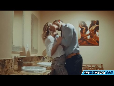 ❤️ Όταν μια πλούσια ξανθιά σε αποπλανεί σε μια δημόσια τουαλέτα ️❌ Σεξ βίντεο ❌️